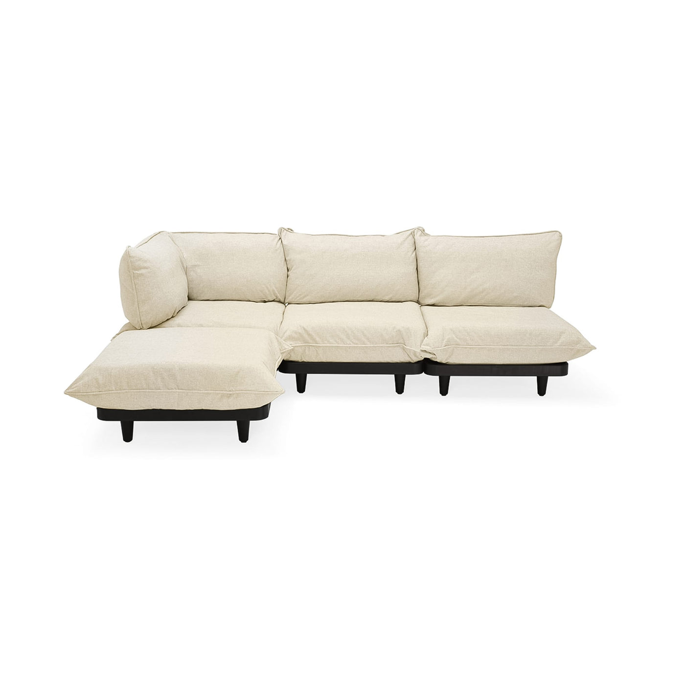 Découvrez le sofa sectionnel Paletti de Fatboy, robuste et flexible pour vos besoins en extérieur. Sahara