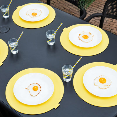 Créez une atmosphère chaleureuse avec la table à dîner Toní Tablo de Fatboy pour vos repas en plein air.