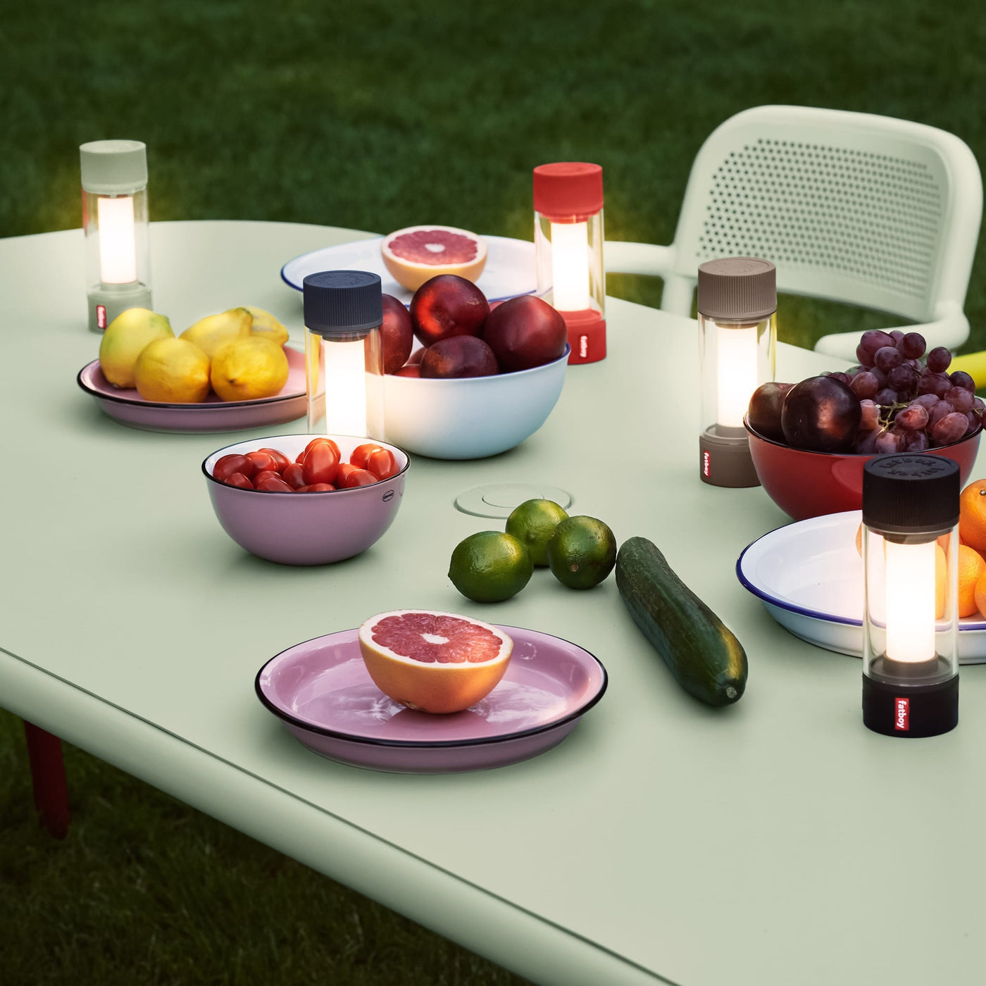 Table à dîner Toní Tablo de Fatboy : design minimaliste et mobilité facile.