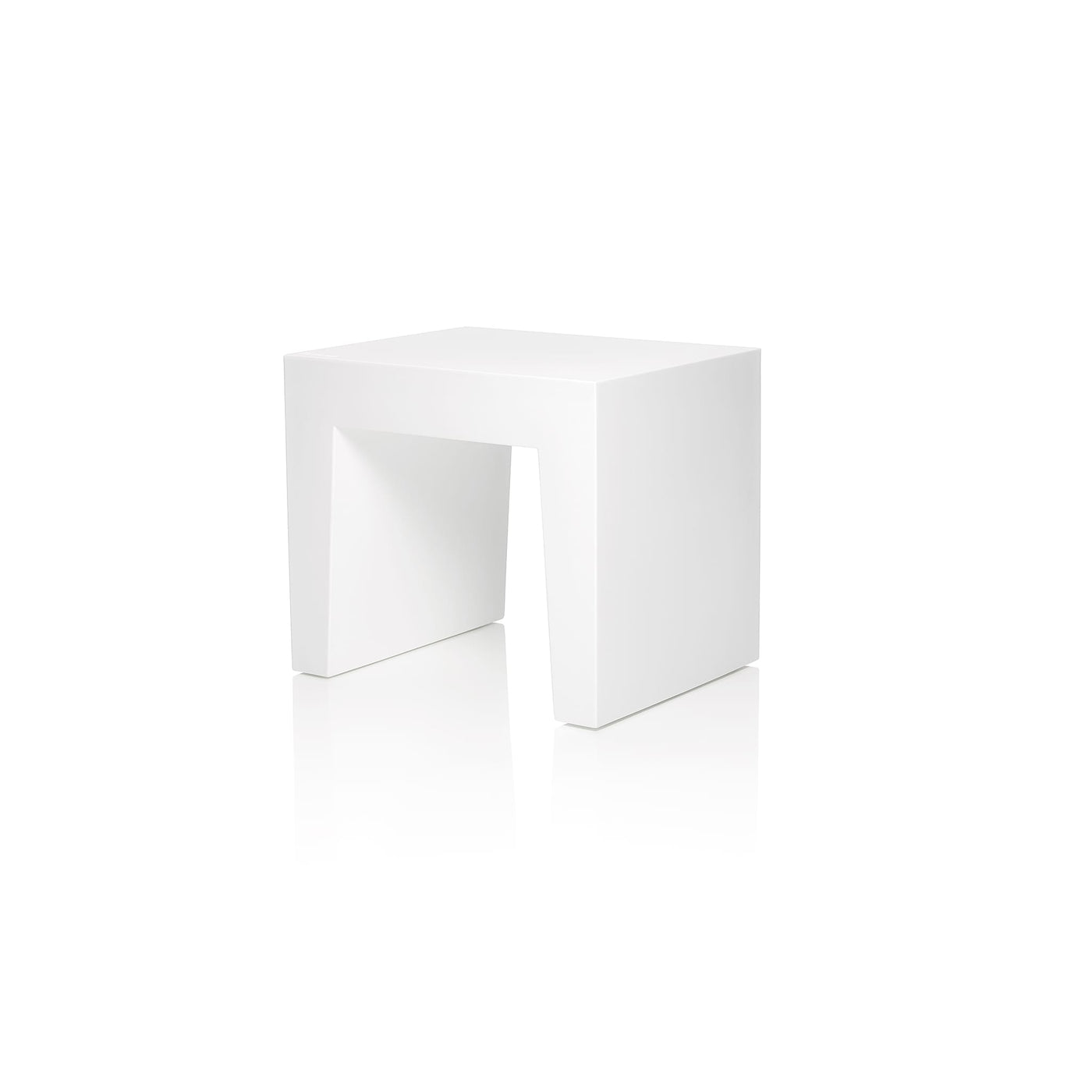 Découvrez le tabouret Concrete de Fatboy, inspiré par le béton pour un design robuste et polyvalent, parfait pour l'intérieur et l'extérieur. Blanc.