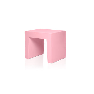 Transformez votre espace avec le tabouret Concrete de Fatboy : robuste, stable et polyvalent pour servir de tabouret, table d'appoint ou support décoratif. Candy.