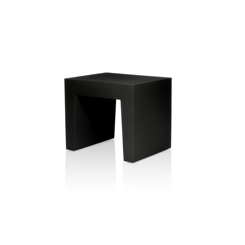Découvrez le Concrete de Fatboy : un tabouret polyvalent inspiré des blocs de béton, léger et multifonctionnel pour l'intérieur et l'extérieur. Noir recyclé.