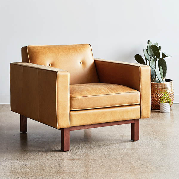 Imposant de par son volume mais surtout par son style, le fauteuil en cuir Embassy de Gus* Modern apportera une dimension vintage avec élégance à votre salon.