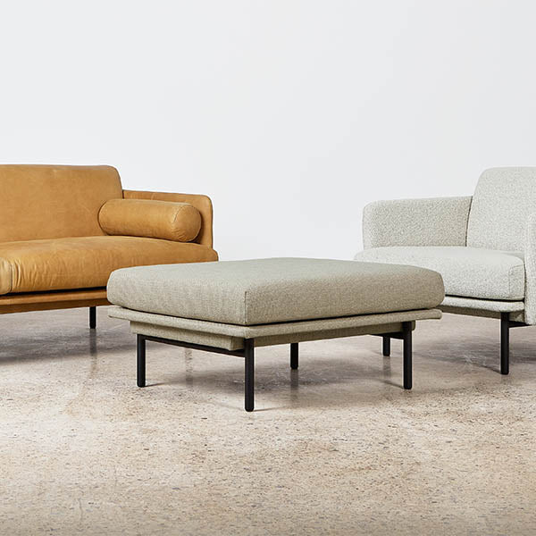 Inspirée par des éléments du design scandinave classique, le sofa Foundry offrent une grande sophistication, mettant en valeur un cadre de dossier étroit et extra-plat, et des coussins semblant flotter.