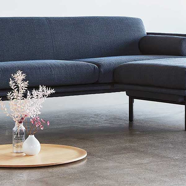 Inspirée par des éléments du design scandinave classique, le sofa sectionnel Foundry offrent une grande sophistication, mettant en valeur un cadre de dossier étroit et extra-plat, et des coussins semblant flotter.