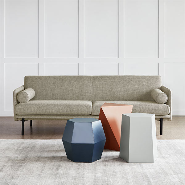 Inspirée par des éléments du design scandinave classique, le sofa Foundry offrent une grande sophistication, mettant en valeur un cadre de dossier étroit et extra-plat, et des coussins semblant flotter.