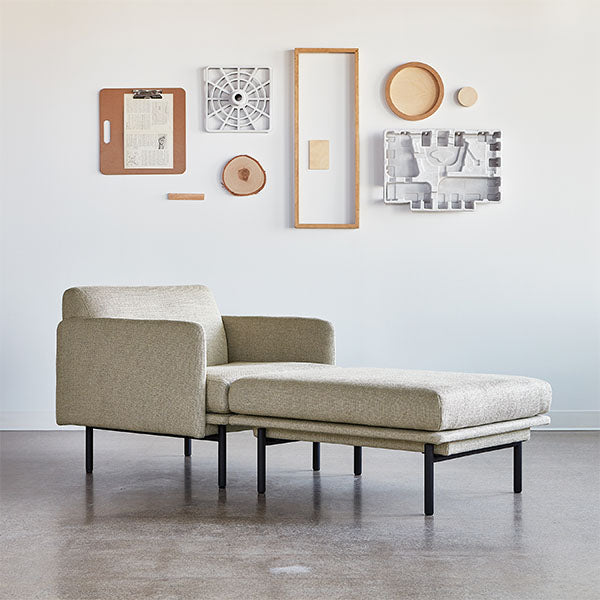 Inspirée par des éléments du design scandinave classique, le fauteuil et ottoman Foundry offrent une grande sophistication, mettant en valeur un cadre de dossier étroit et extra-plat, et des coussins semblant flotter au-dessus du cadre en métal