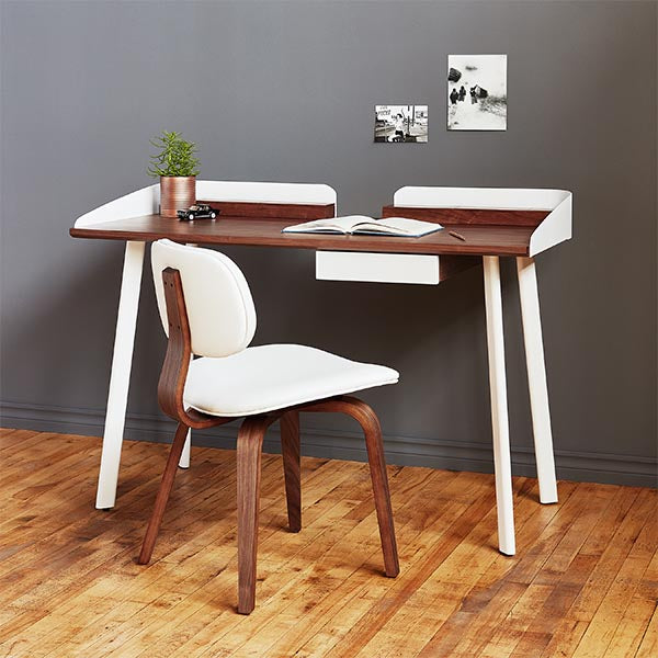 Le bureau de Gander par Gus* Modern est un bureau compact et minimaliste qui offre un endroit élégant et fonctionnel pour travailler et étudier.