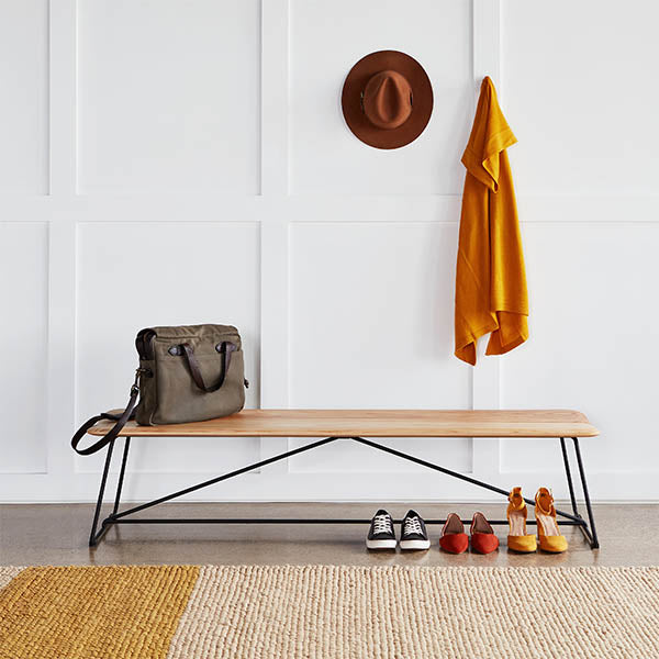 S'inspirant du design scandinave contemporain, le banc Aero de Gus* Modern présente un siège chanfreiné légèrement arrondi, fabriqué à partir de deux pièces parfaitement équilibrées de bois de frêne massif, posées sur un cadre métallique courbé et aérien