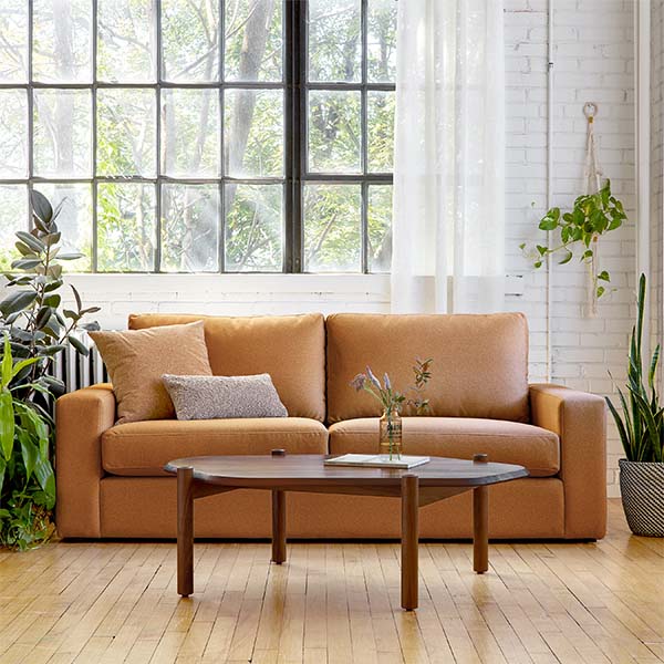 Le sofa Ashdale de Gus* Modern, une pièce élégante et intemporelle, conçue avec un cadre en bois massif et des coussins en duvet synthétique.