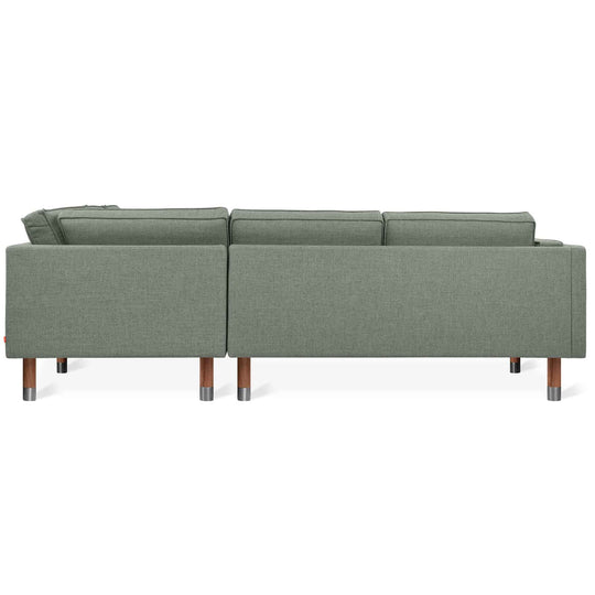 Vivez l'alliance harmonieuse entre tradition et innovation avec Augusta de Gus* Modern, un sofa bi-sectionnel qui anticipe les prochaines tendances Mid-century tout en respectant des normes écologiques strictes.