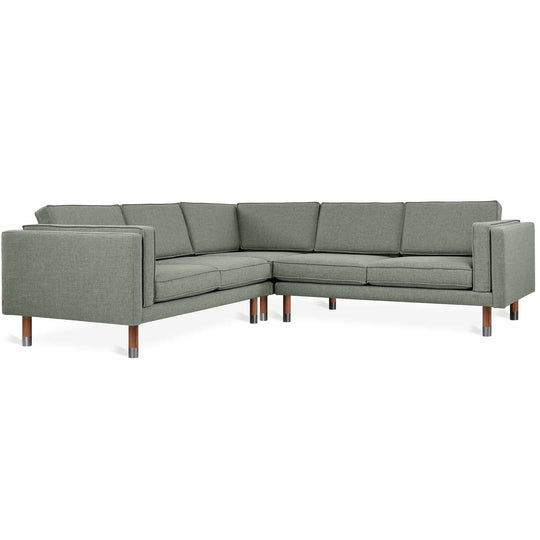 Découvrez Augusta de Gus* Modern, un sofa bi-sectionnel qui allie sophistication et confort optimal, grâce à ses coussins structurés et ses pieds en bois massif certifié FSC®. Tissu Caledon Cinder.