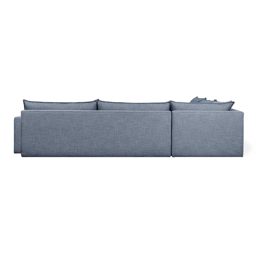 Le sofa bi-sectionnel Sola de Gus* Modern allie confort et élégance à l'éthique écologique. Un design moderne, des coussins remplis de duvet synthétique recyclé, et une touche de sophistication.