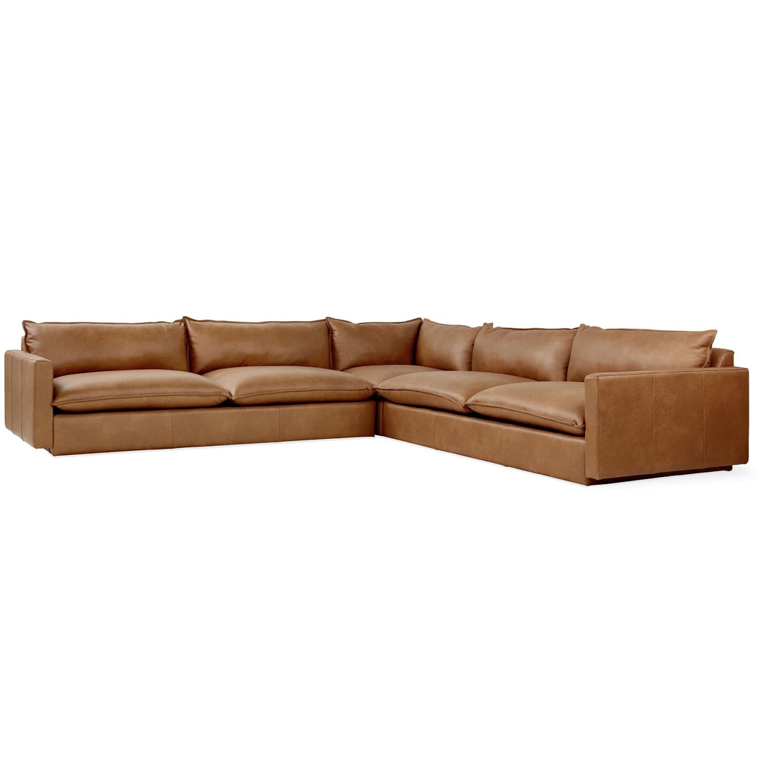 Le Sola de Gus* Modern, un sofa bi-sectionnel spacieux et élégant, mêlant design italien contemporain et charme du milieu du siècle.