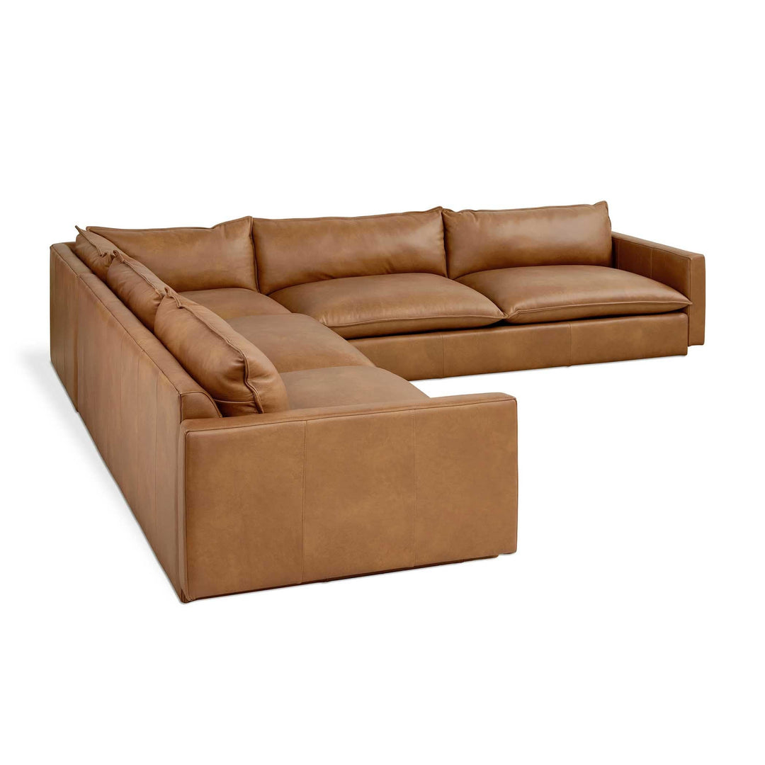 Apportez une touche de douceur et de modernité à votre intérieur avec le sofa bi-sectionnel Sola de Gus* Modern, idéal pour recevoir ou se détendre. Cuir raleigh chestnut.