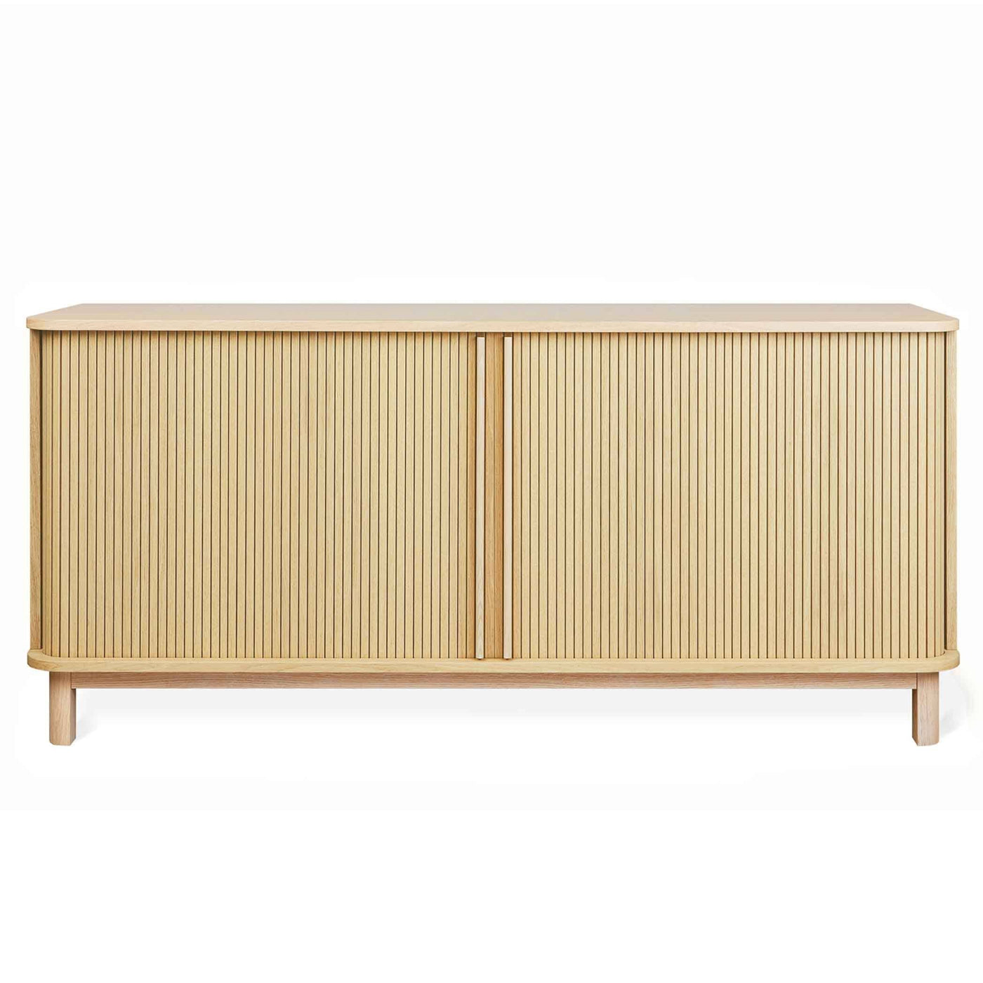 Le buffet haut Ledger de Gus* Modern, une solution de rangement élégante avec des portes tambour innovantes et un design contemporain.