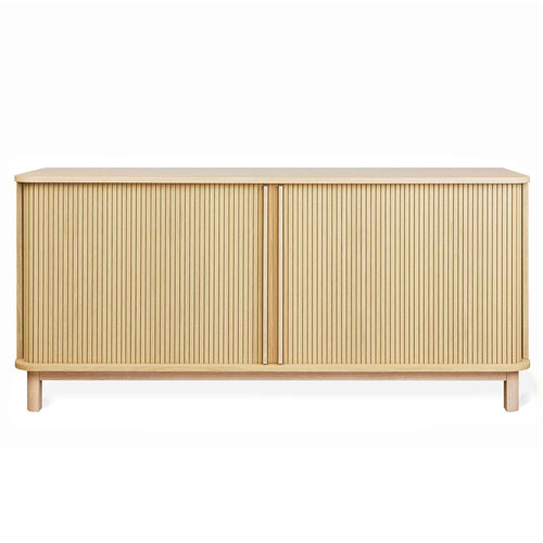 Le buffet haut Ledger de Gus* Modern, une solution de rangement élégante avec des portes tambour innovantes et un design contemporain.