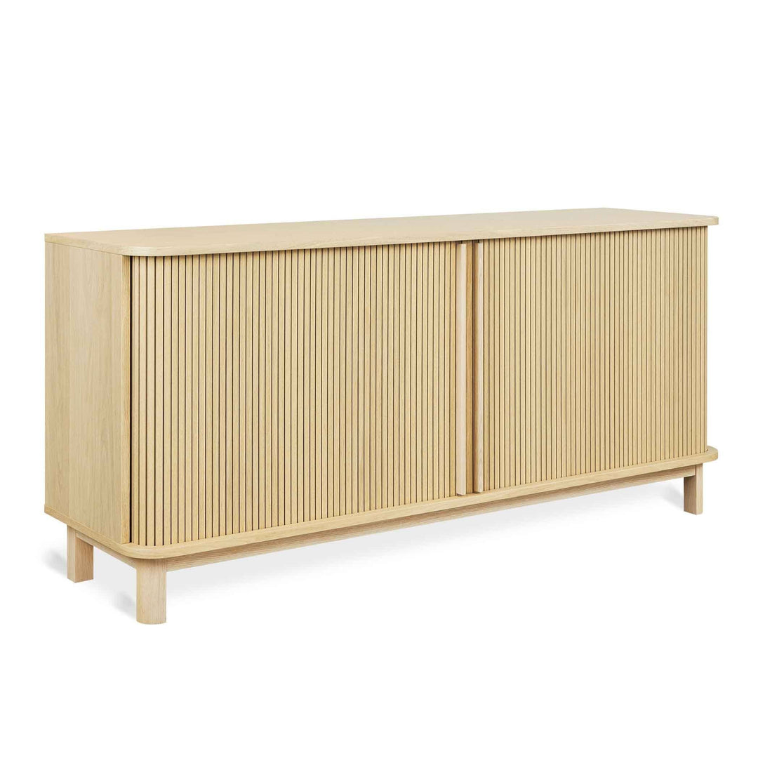 Le buffet Ledger de Gus* Modern, un design soigné et des matériaux durables pour un meuble de rangement moderne et polyvalent.