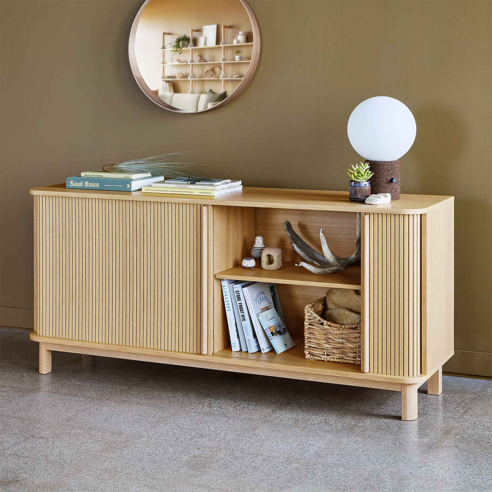 Organisez votre espace avec le buffet Ledger de Gus* Modern, un meuble raffiné aux portes coulissantes en bois tambour.