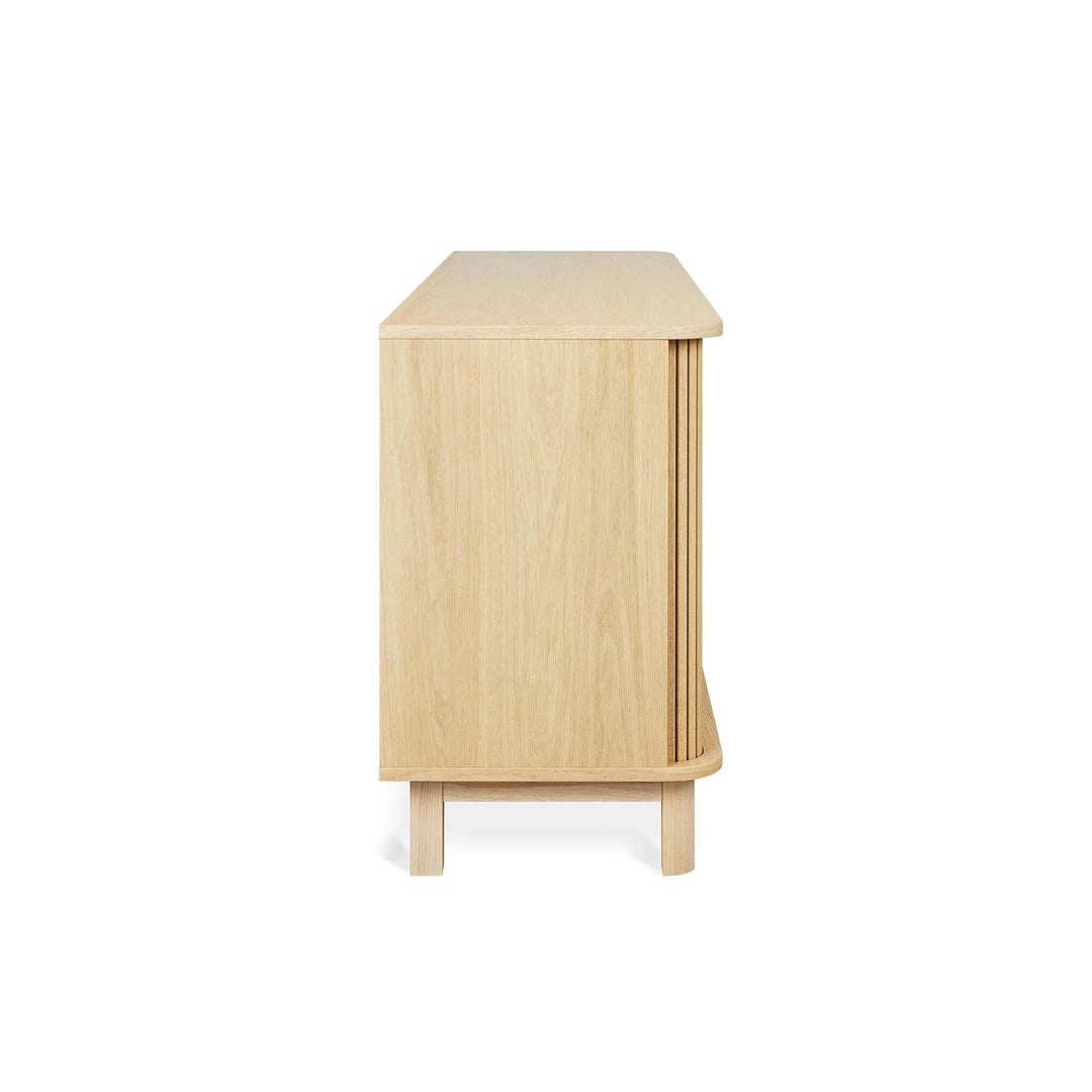 Apportez une touche de sophistication à votre intérieur avec le buffet haut Ledger de Gus* Modern, un rangement élégant et flexible.