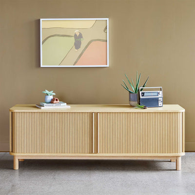 Organisez votre espace avec élégance grâce au buffet Ledger de Gus* Modern, doté de portes tambour ingénieuses et d’un design épuré.