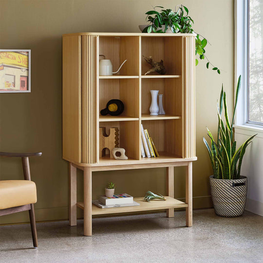 Le cabinet Ledger de Gus* Modern, une solution de rangement ingénieuse avec ses portes coulissantes en bois tambour au design raffiné.