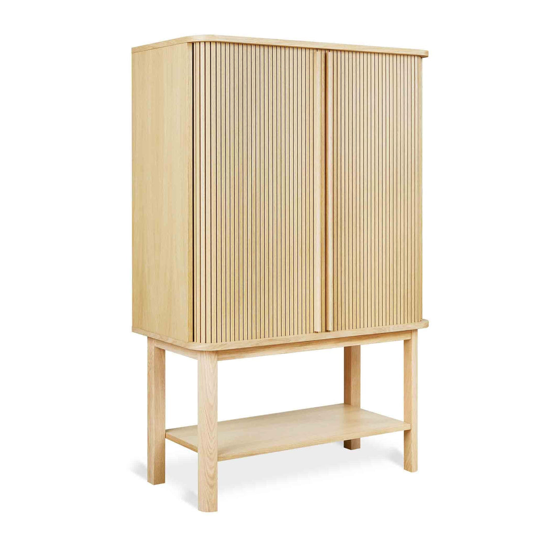 Organisez votre espace de vie avec le cabinet Ledger de Gus* Modern, un meuble en bois certifié FSC® au design épuré.