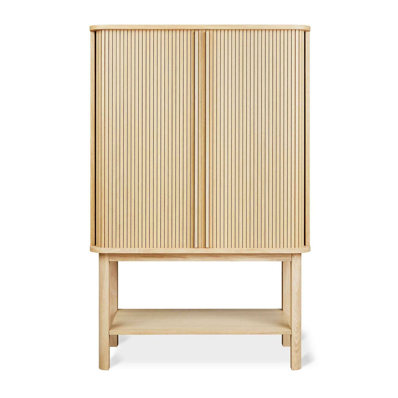 Découvrez le cabinet Ledger de Gus* Modern, un meuble de rangement élégant et innovant, alliant esthétique contemporaine et fonctionnalité.