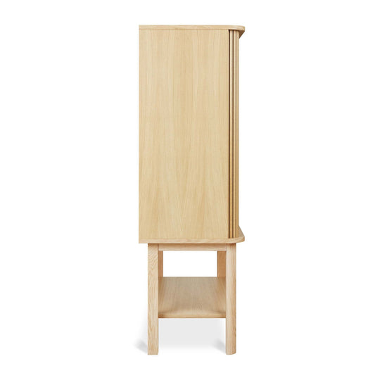 Les portes tambour du cabinet Ledger de Gus* Modern offrent un accès fluide et discret à votre rangement, tout en sublimant votre intérieur.