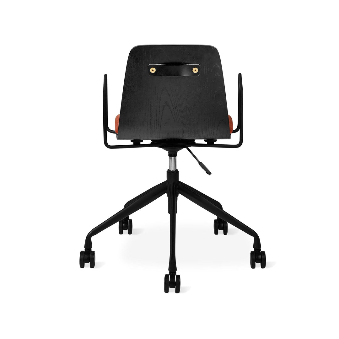 Travaillez avec élégance grâce à la chaise de bureau Lecture de Gus* Modern, conçue pour offrir un soutien ergonomique et un design contemporain. Vinyl Bruno.