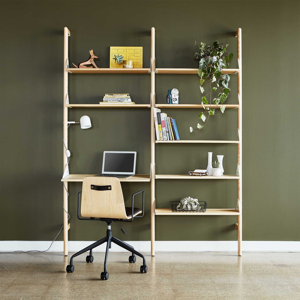 La chaise de bureau Lecture de Gus* Modern, une assise en contreplaqué formé pour un soutien optimal et un style raffiné.