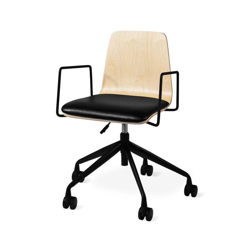 Offrez à votre espace de travail une touche de modernité avec la chaise de bureau Lecture de Gus* Modern, alliant design élégant et confort ergonomique. Vinyl Shadow.