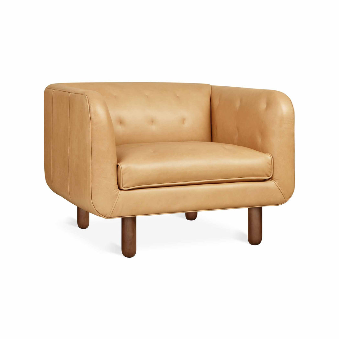 Découvrez Beaconsfield de Gus* Modern : l'élégance intemporelle d'un fauteuil club revisité avec des détails contemporains, offrant un luxe capitonné dans un cadre de style smoking. Cuir canyon whiskey.