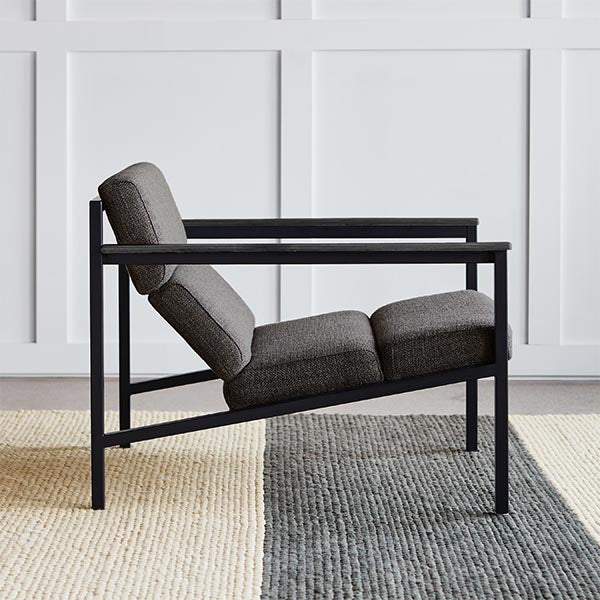 Industrielle et moderne à la fois, une combinaison gagnante que nous propose Gus* Modern avec le fauteuil Halifax. Disponible en plusieurs couleurs, elle deviendra rapidement un élément incontournable et bien punchy dans votre salon.