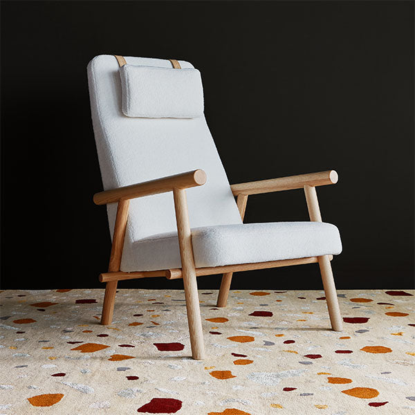 Labrador de Gus* Modern est un fauteuil qui évoque le calme et la légèreté, avec des éléments réduits à leurs formes essentielles. Son look d'inspiration scandinave est obtenu grâce à des matériaux naturels comme le frêne massif et le cuir cousu à la main