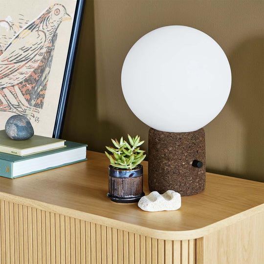 Apportez une touche de chaleur à votre espace avec la lampe de table Monocle de Gus* Modern, un design épuré rehaussé par des détails raffinés.