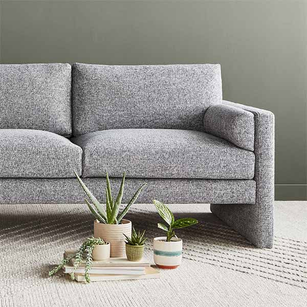 Alliant une esthétique post-moderne à une sensibilité au design nordique, le sofa Laurel de Gus* Modern est un endroit élégant où se prélasser. Le cadre flotte loin du sol pour équilibrer la forme audacieuse du sofa avec une qualité légère et aérienne