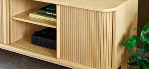 Le buffet haut Ledger de Gus* Modern allie design contemporain et fonctionnalité, avec ses élégantes portes tambour en bois.