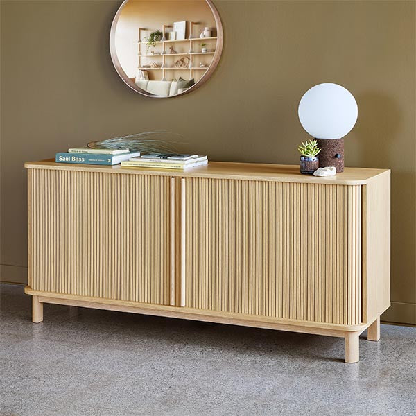 Le buffet Ledger de Gus* Modern, un mariage parfait entre esthétique moderne et fonctionnalité ingénieuse pour un rangement optimisé.