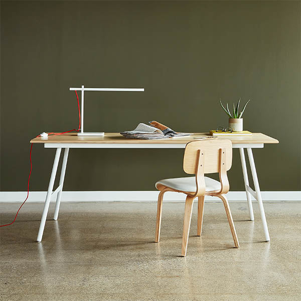 Qu'elle soit utilisée comme lampe de bureau ou comme compagnon de table de chevet, la lampe de table élancée Lewis de Gus* Modern allie un design moderne minimaliste à une fonctionnalité aisée.