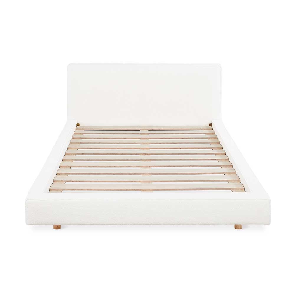 Le Parcel de Gus* Modern : un lit plate-forme sculptural avec un support de matelas en contreplaqué et acier. Idéal pour tous les types de matelas, du latex à la mousse.