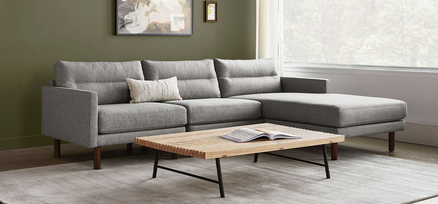 Le style du milieu du siècle est modernisé par le design astucieux du sofa bi-sectionnel Miller de Gus* Modern. Les pieds en bois massif soutiennent un cadre mince qui donne à ce sofa son apparence légère et flottante.