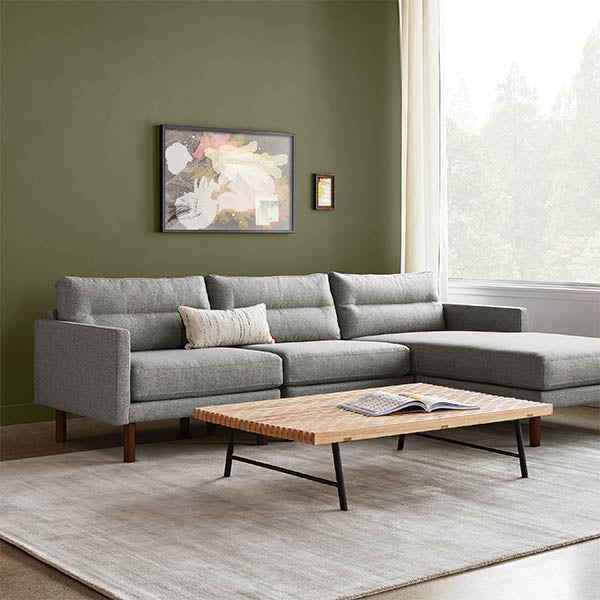 Le style du milieu du siècle est modernisé par le design astucieux du sofa bi-sectionnel Miller de Gus* Modern. Les pieds en bois massif soutiennent un cadre mince qui donne à ce sofa son apparence légère et flottante.