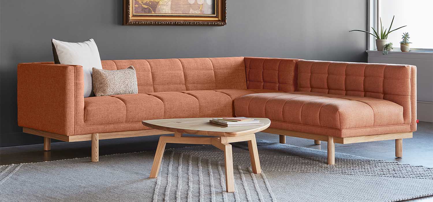 S'inspirant à la fois des influences du milieu du siècle et contemporaines, le sofa bi-sectionnel Mulholland est un design sur mesure avec des touffes distinctives sur le siège, les bras et le dossier qui créent un caractère subtil.