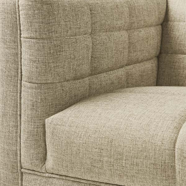 S'inspirant à la fois des influences du milieu du siècle et des influences contemporaines, le sofa Mulholland de Gus* Modern est un modèle sur mesure avec des touffes distinctives sur le siège, les bras et le dossier qui créent un caractère subtil