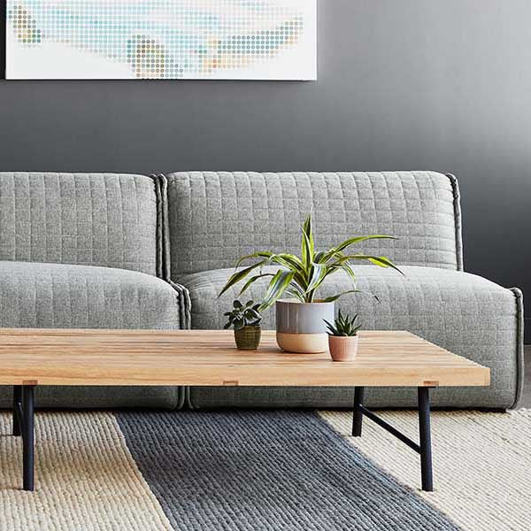 La collection modulaire Nexus de Gus* Modern se compose de trois éléments de siège (fauteuil sans bras, coin et ottoman) qui peuvent être combinés de multiples façons pour créer un sofa ou un sectionnel sur mesure pour votre espace.