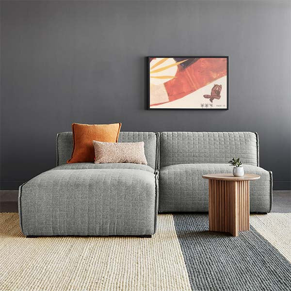 La collection modulaire Nexus de Gus* Modern se compose de trois éléments de siège (fauteuil sans bras, coin et ottoman) qui peuvent être combinés de multiples façons pour créer un sofa ou un sectionnel sur mesure pour votre espace.