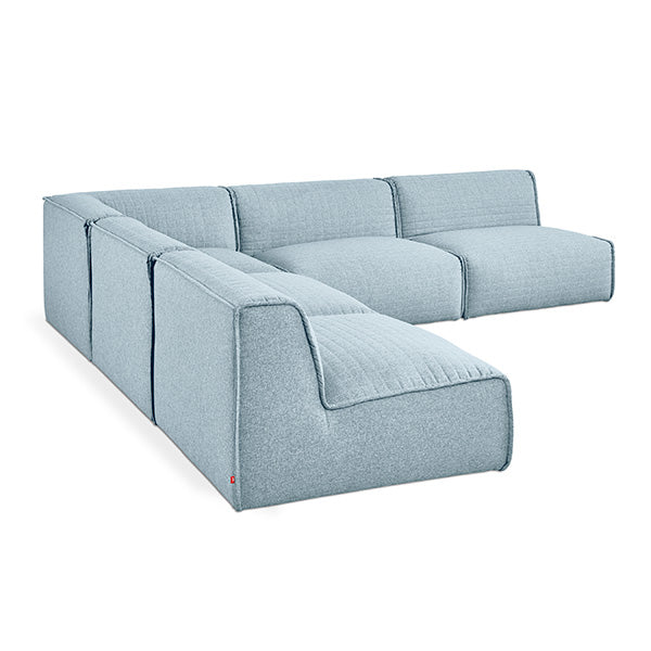 La collection modulaire Nexus de Gus* Modern se compose de trois éléments de siège (fauteuil sans bras, coin et ottoman) qui peuvent être combinés de multiples façons pour créer un sofa ou un sectionnel sur mesure pour votre espace