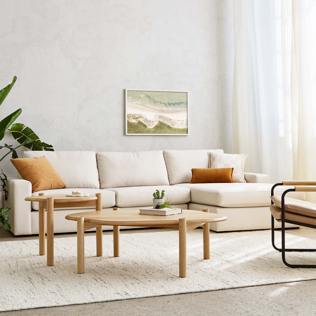 Le sofa sectionnel Ashdale de Gus* Modern, une élégance simple et fonctionnelle pour transformer votre espace de vie.