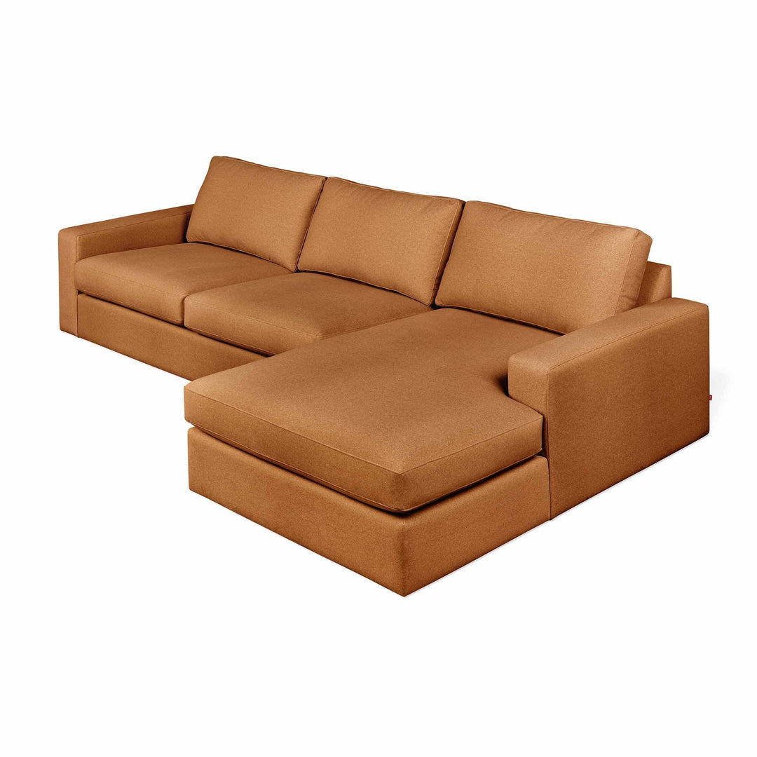 Le sofa sectionnel Ashdale de Gus* Modern, un canapé en bois massif au style minimaliste, idéal pour des moments de détente partagés. Merino Autumn.